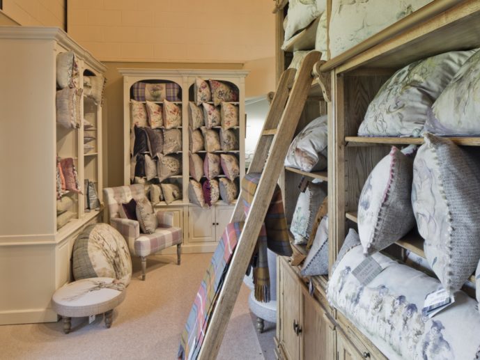 Cushions and throws