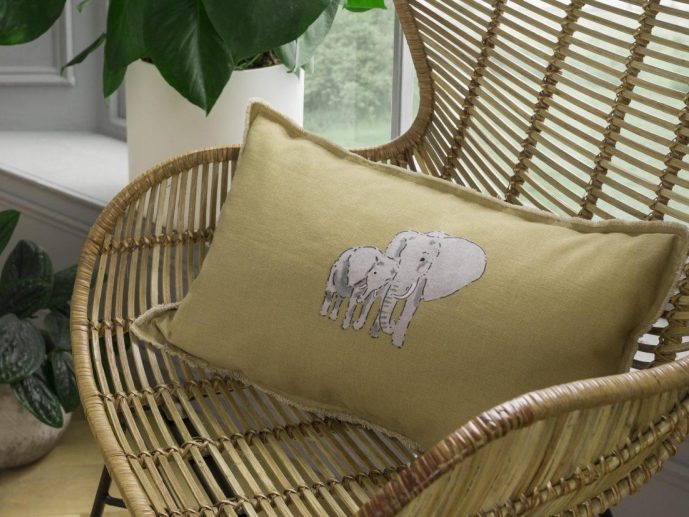 Cushions and throws